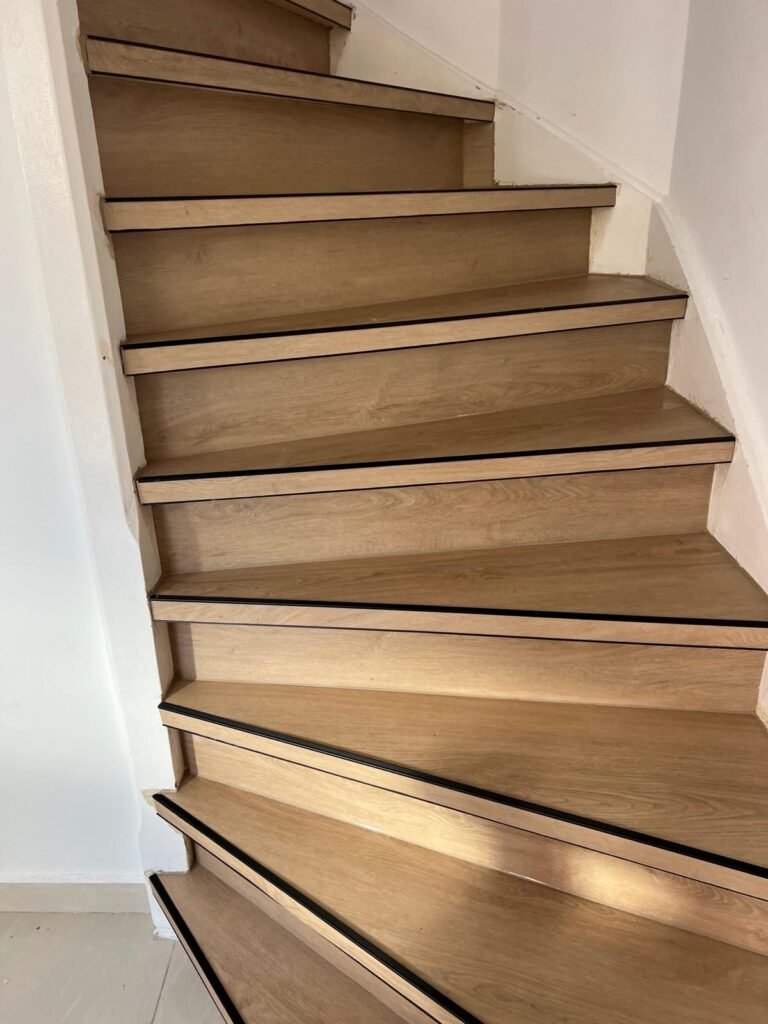 Trap met naadloze bekleding voor moderne en veilige afwerking