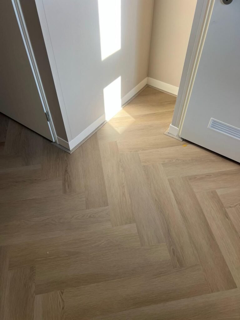 PVC-vloer professioneel gelegd door Topvloerleggers in moderne woonkamer