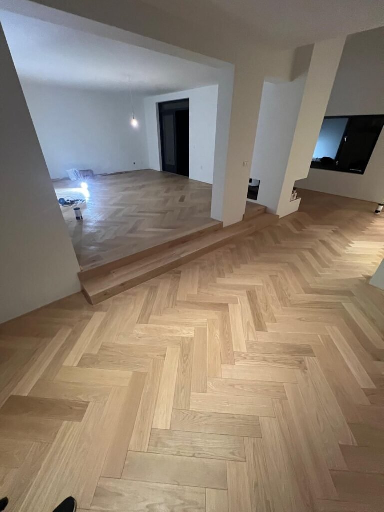 Vakman van Topvloerleggers aan het leggen van een laminaatvloer in woonhuis