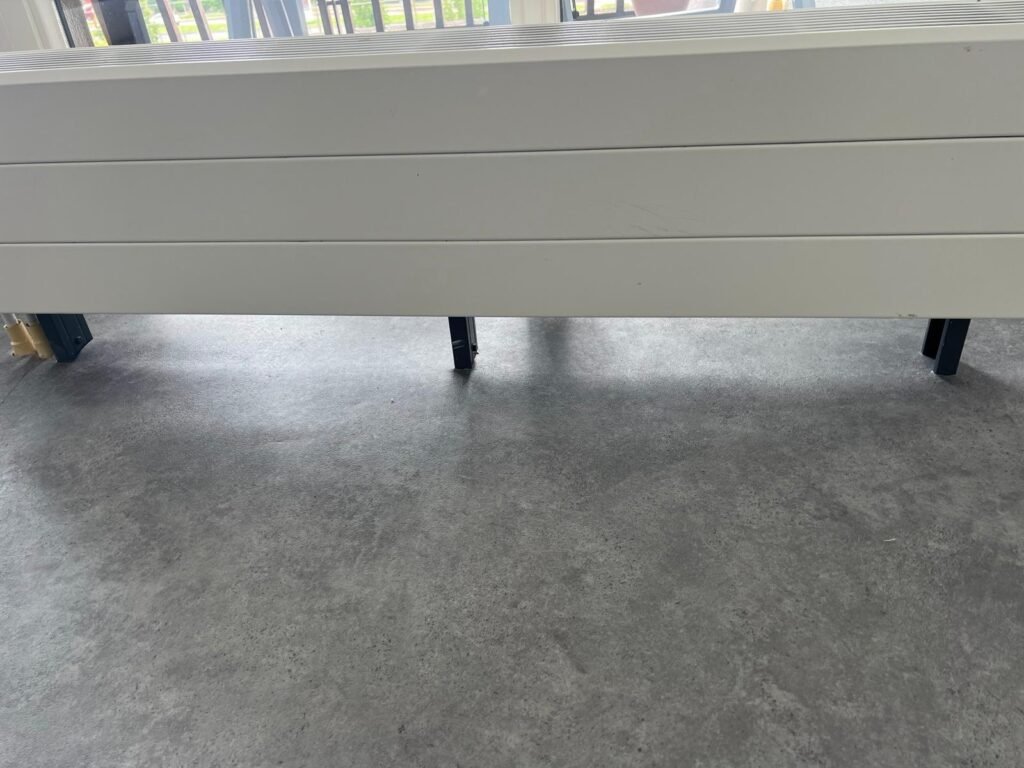 Vinylvloer professioneel gelegd door Topvloerleggers in moderne woonkamer