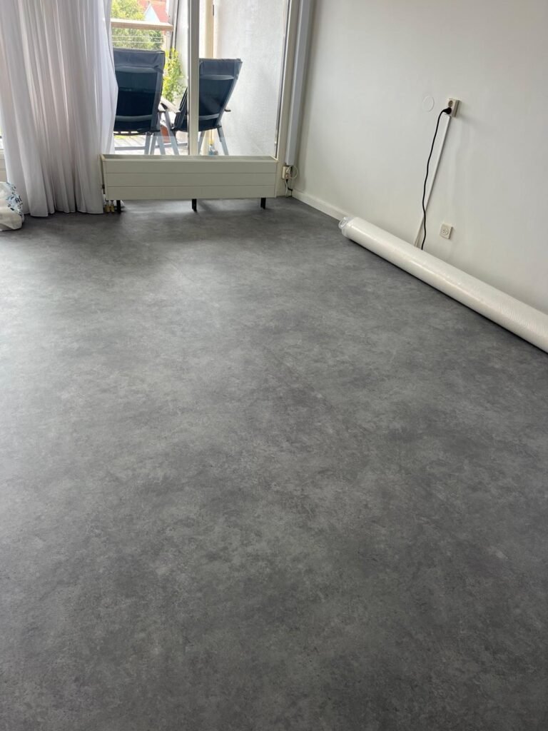 Vinylvloer met natuurlijke uitstraling in hal, professioneel geïnstalleerd